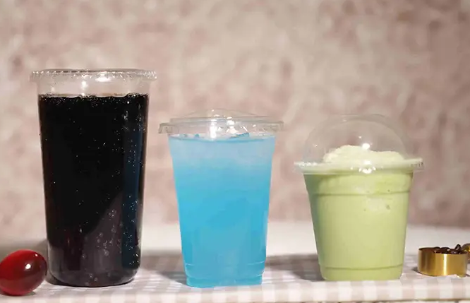 ما هي المعايير الغذائية التي يجب أن تلبيها أكواب المشروبات الباردة PLA أثناء الإنتاج؟